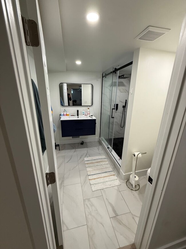 Building Photo - Large House in Cherry Hill East for Rent