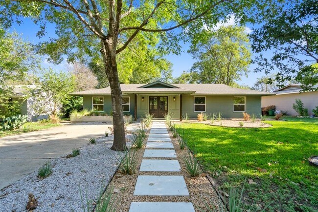Building Photo - 1520 Villanova Dr