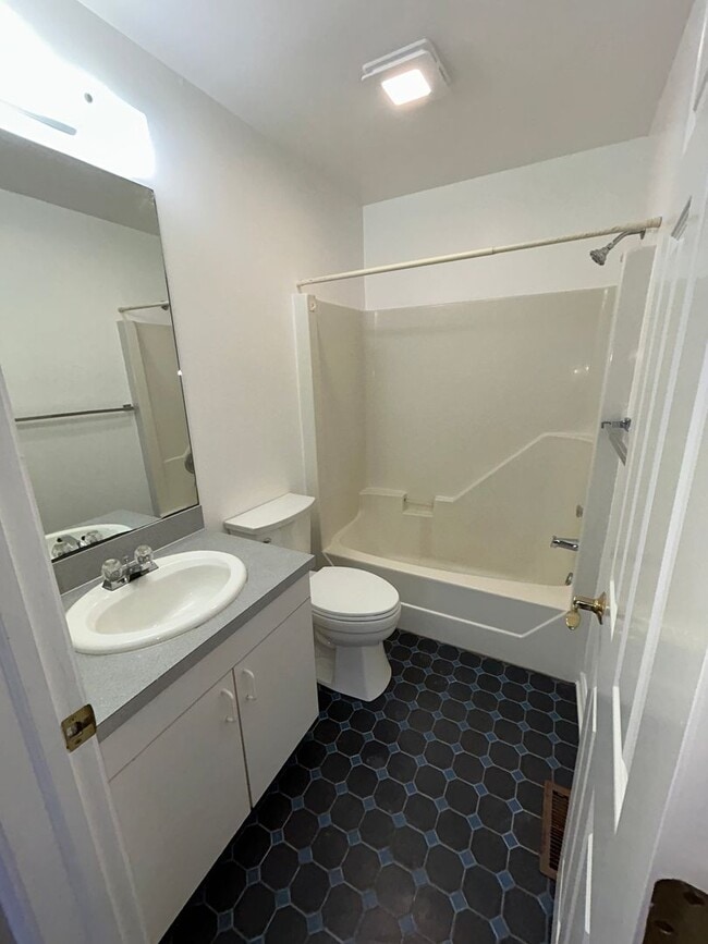 Building Photo - Delightful Town House Three-bedroom, Two-bathroom with a Large Bonus Room in East Stroudsburg