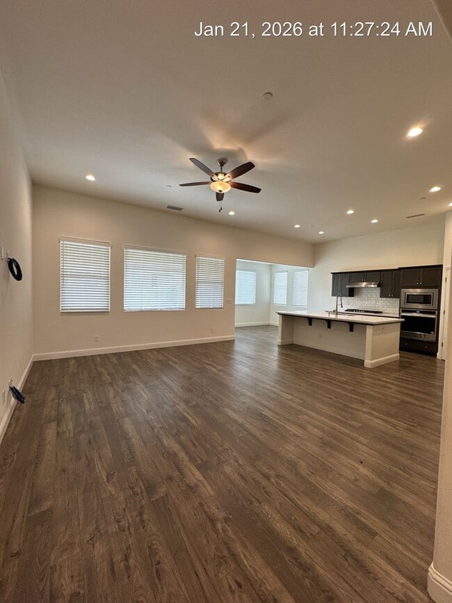 Building Photo - 4 Bedroom home located in Northside Visalia! Available Now!!