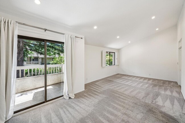 Building Photo - Luxury 3-Level Townhome in Highly Desirable Sharon Heights Neighborhood