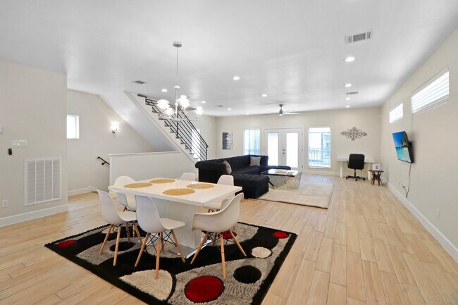 Building Photo - 3045 Clinton Dr