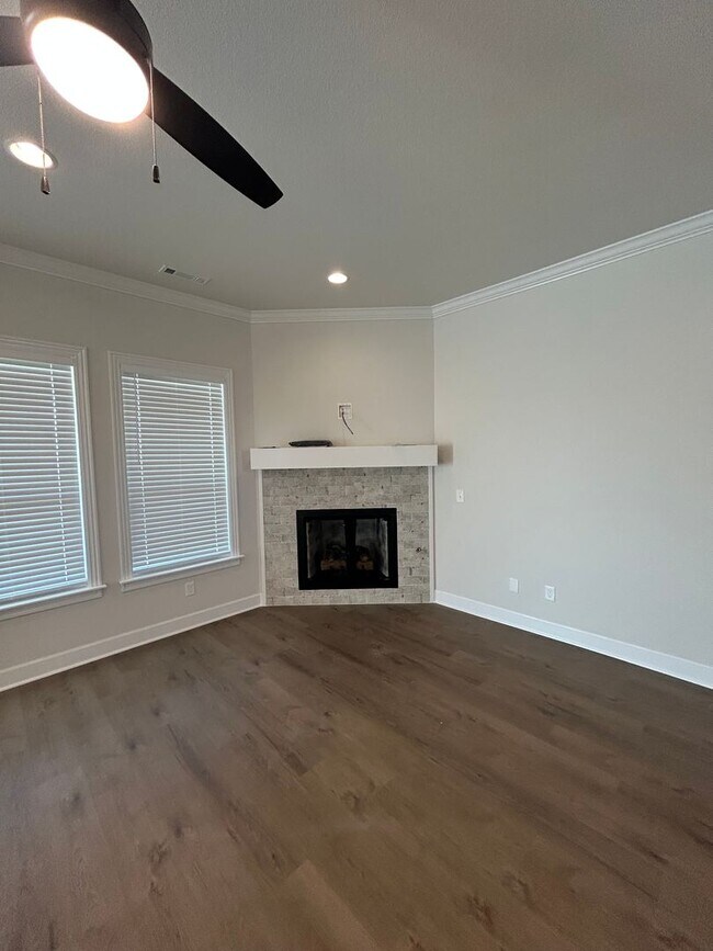 Building Photo - Beautiful Modern Home in Pea Ridge!