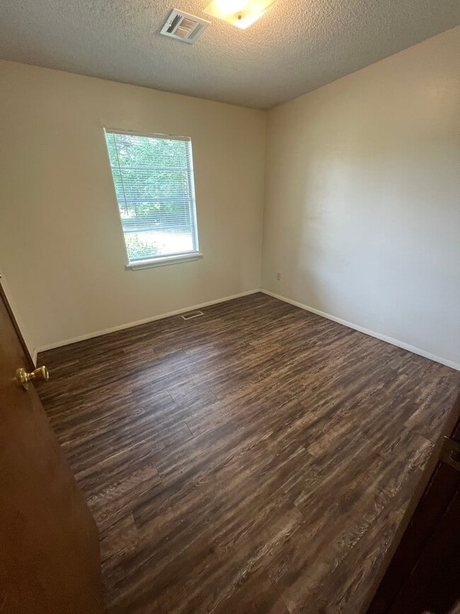 Building Photo - 3 Bed 1.5 Bath, Has large extra room that ...