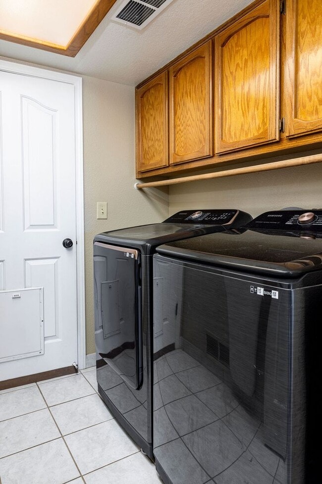 Building Photo - NORTHWEST SOLAR HOME - AVAILABLE NOW!!
