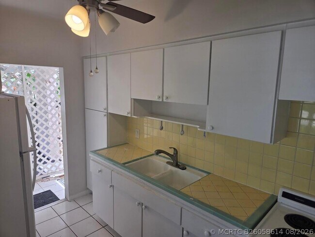 Building Photo - 1152 Bayview Dr