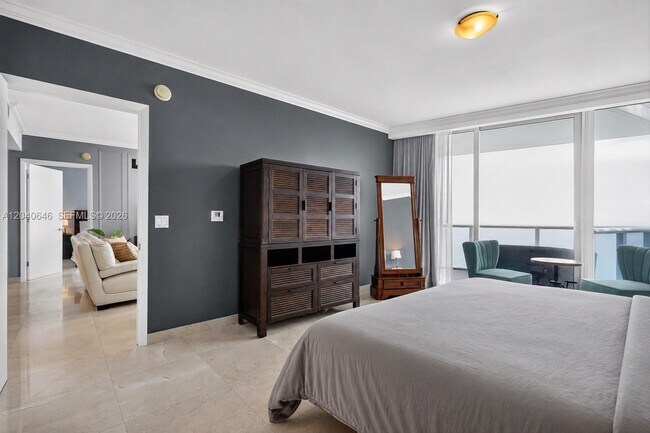 Building Photo - 17001 Collins Ave