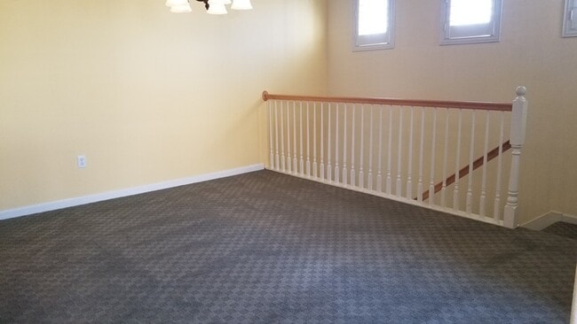 Building Photo - Adorable 2 bedroom 2 bathroom townhouse in...