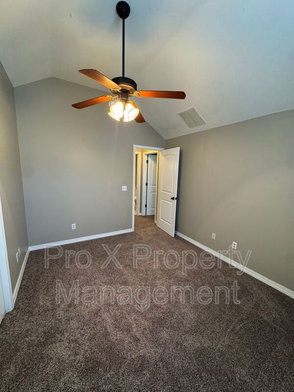 Building Photo - 740 E Gallup Hill Rd