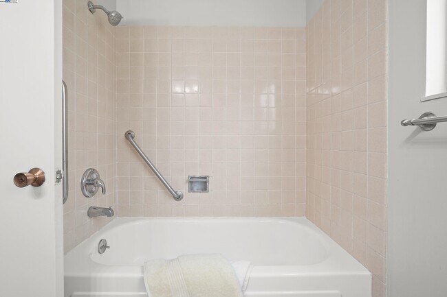 Building Photo - 501 Amherst Ct