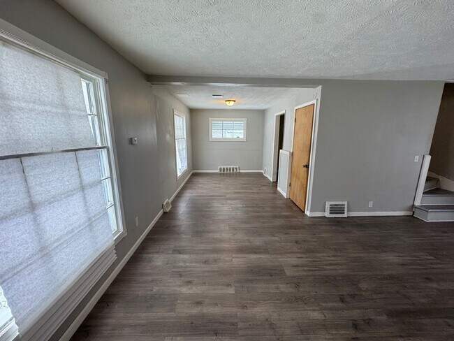 Building Photo - Charming 3-Bedroom Property in Prime Location