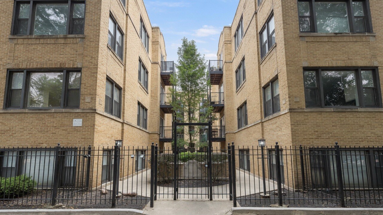 Building Photo - 3354 W Wilson Ave