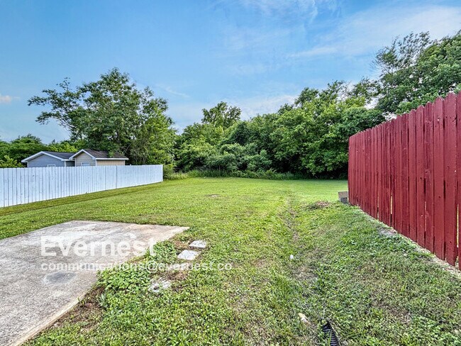 Building Photo - 3-Bedroom, 2-Bathroom Home in a Convenient...