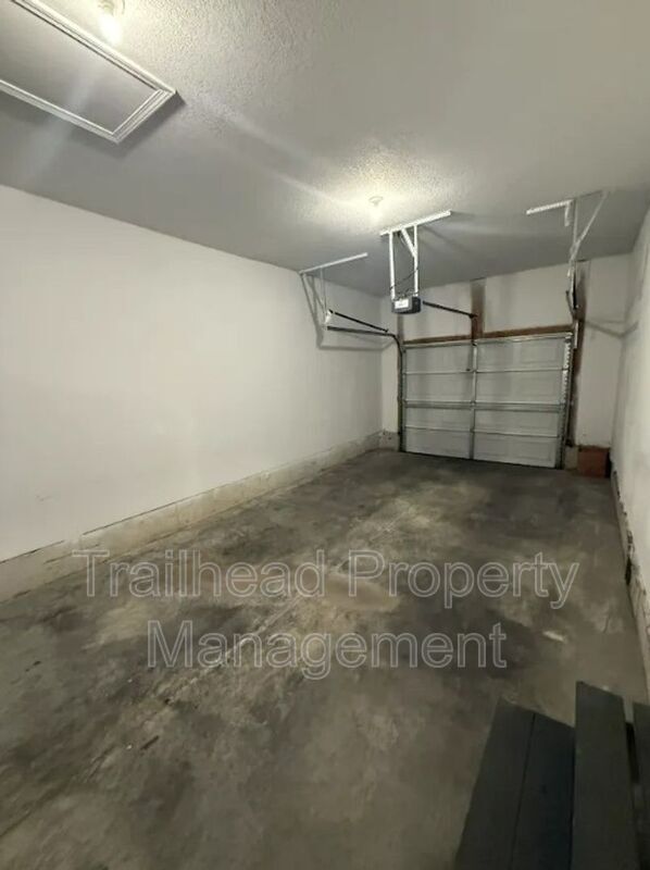 Building Photo - 605 Hillcrest St