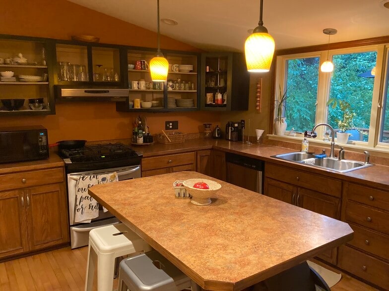 Building Photo - 223 Gibson St