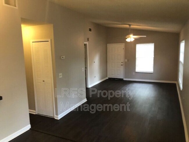 Building Photo - 1406 Northlake Dr