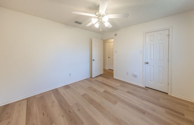 Building Photo - 3 Bed 2 Bath Move In Ready!