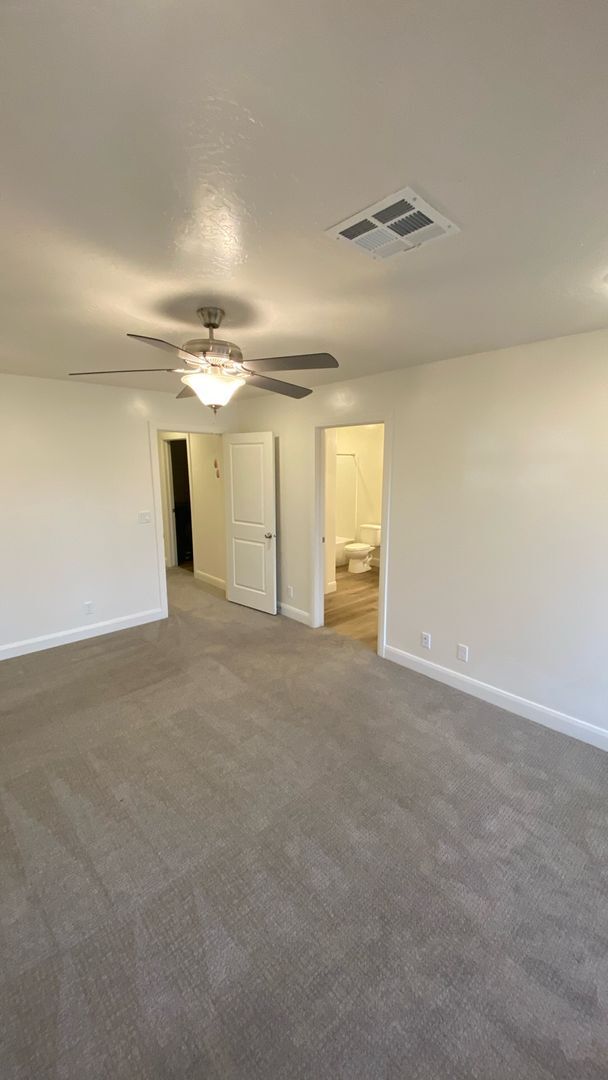 Building Photo - 3 Bed - 2.5 Bath, Large Townhome - 2 Car G...