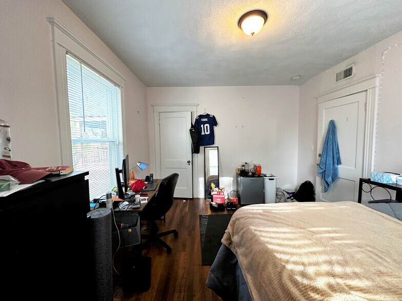 Building Photo - 229 Chestnut Hill Ave