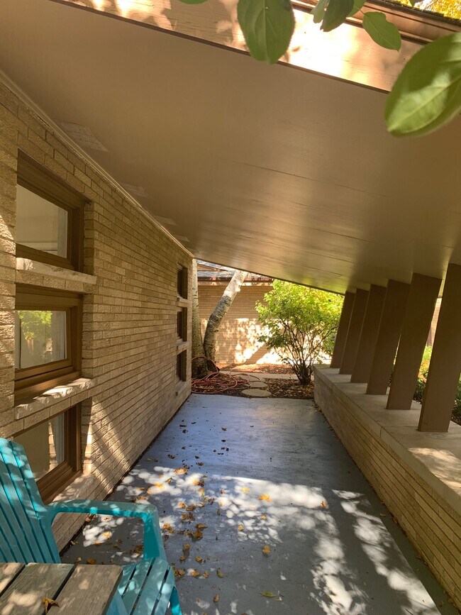 Building Photo - 454 E Fox Dale Ct