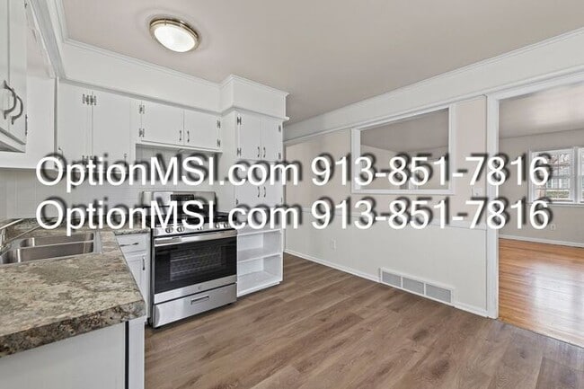 Building Photo - 1/2 month free if moved in by 1/25/26!! Spacious & Updated Duplex Near Downtown Overland Park!