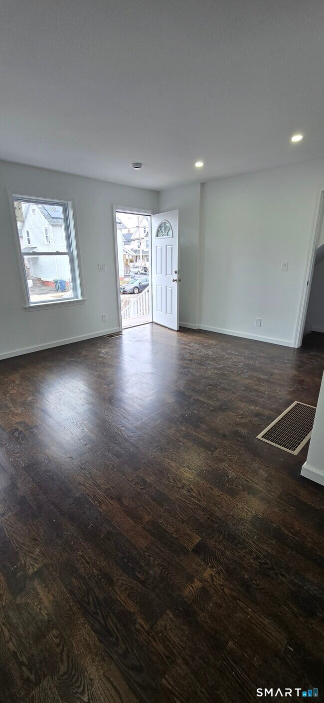 Building Photo - 438 Park St