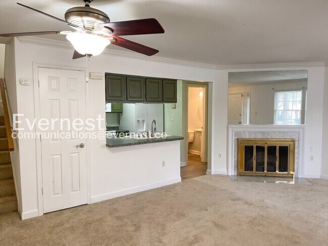 Building Photo - 3 Bed, 2.5 Bath Townhome with Modern Amenities / Available Soon!