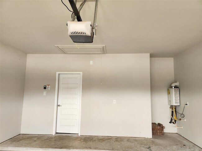 Building Photo - 8519 Golden Field Dr