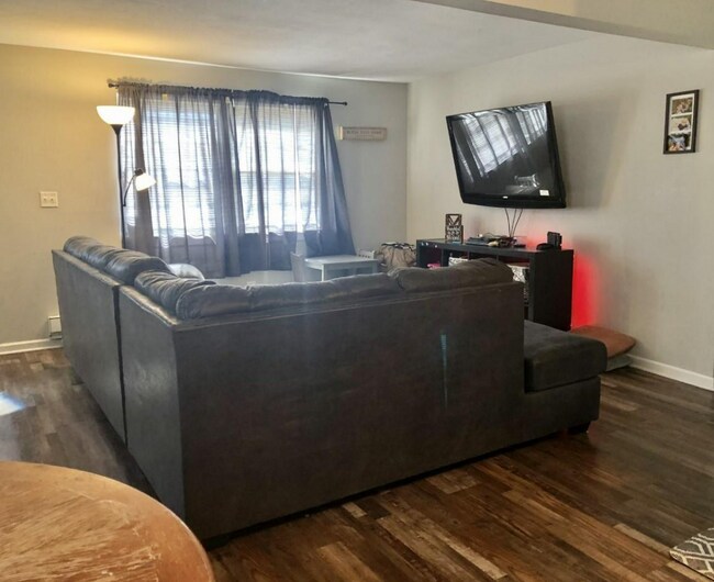 Building Photo - 221 E Jackson St