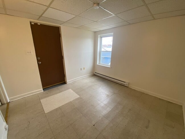 Building Photo - 611 N Front St