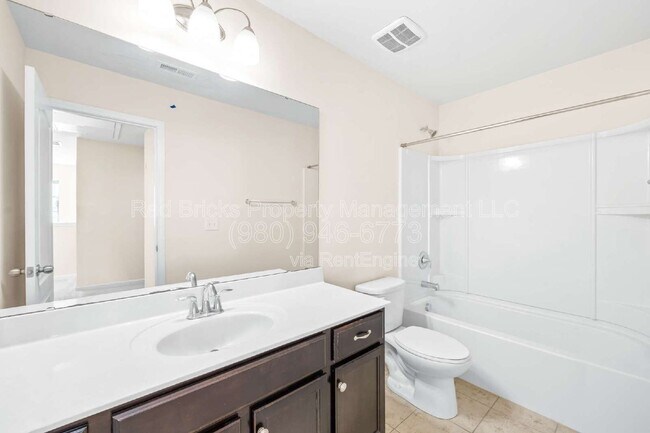 Building Photo - 4860 Pepper Dr