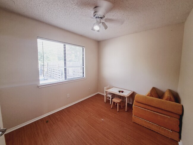 Building Photo - 840 Topaz Ln
