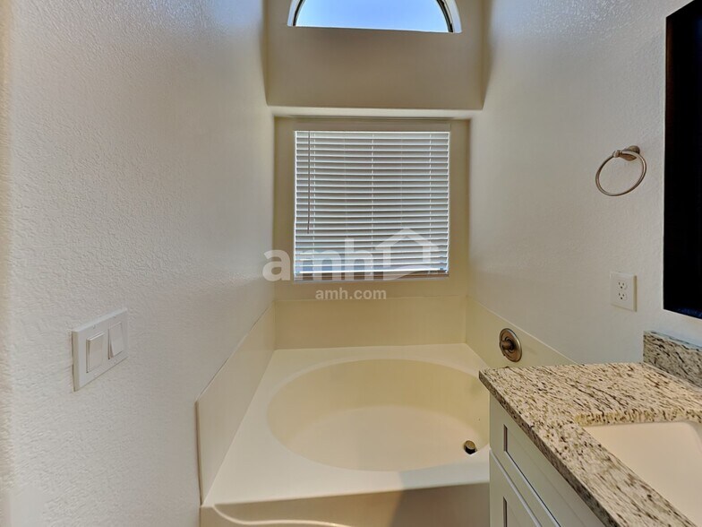 Building Photo - 7818 S 46th Dr
