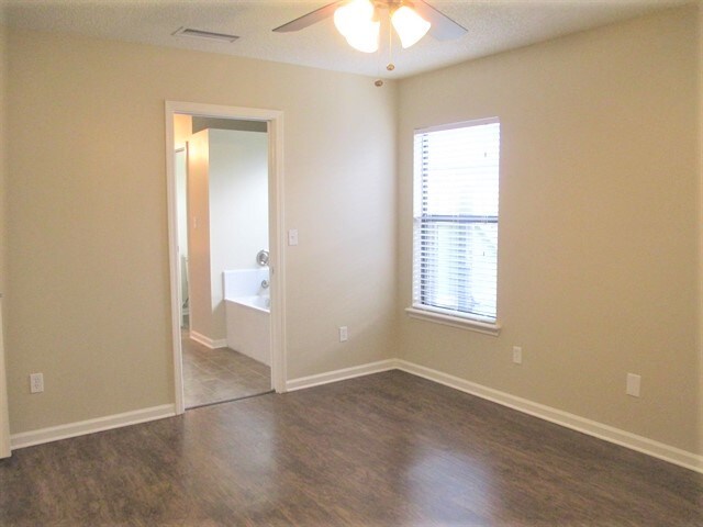 Building Photo - 3741 Woodbriar Dr