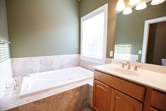Building Photo - 3 Bed (with 4th bed potential downstairs),...