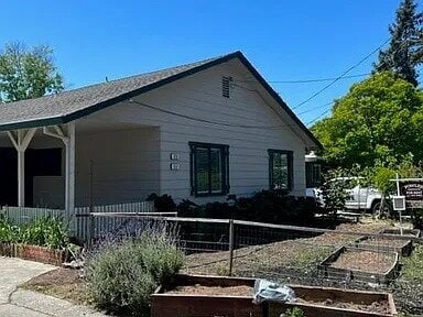 Building Photo - 2 bedroom, 1 bath duplex