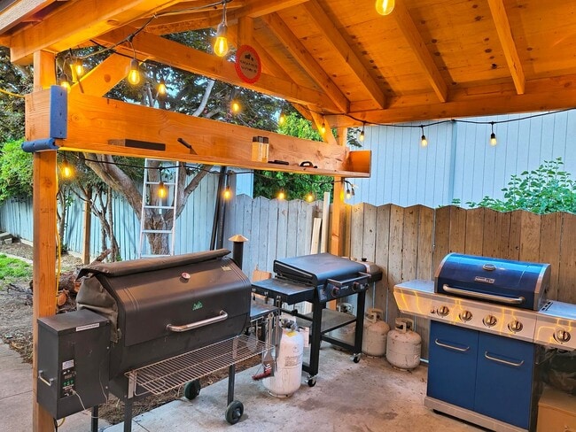 Building Photo - Spacious 4 bed, 2.5 bath with HEATED POOL ...