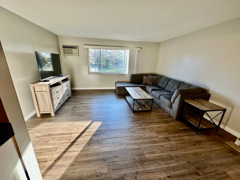 Primary Photo - 1637 S Riverside Ave