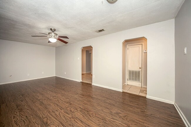 Building Photo - Cute Rental Home