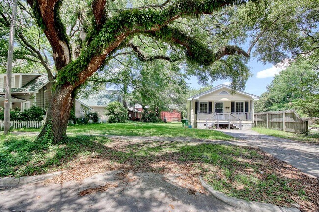 Building Photo - 1028 Duke St