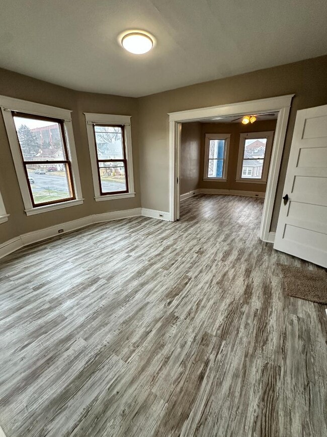 Building Photo - 612 7th St