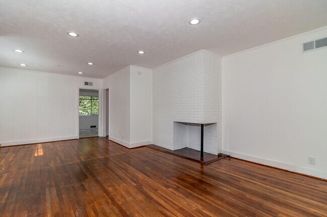 Building Photo - 2113 Cresswell Dr