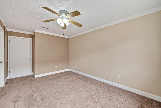 Building Photo - 15815 Thistledew Dr