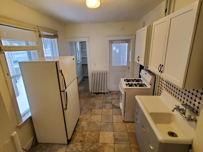 Building Photo - AVAILABLE JUNE 2025 - Great 4 Bed, 1 Bath in East Duluth!