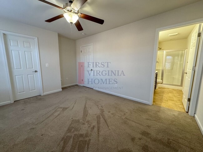 Building Photo - Two story townhouse w/ 3 bedrooms,2.5 baths