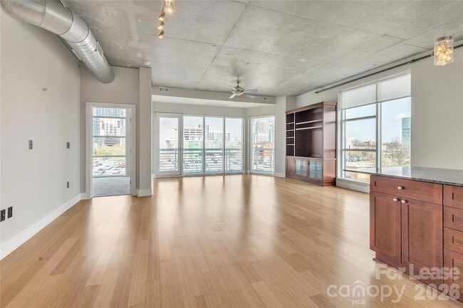 Building Photo - 505 E 6th St