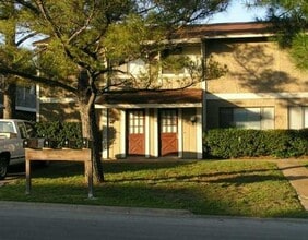 Building Photo - College Station - 2 bedroom /1.5 bath unit close to campus!! On TAMU Shuttle Route!