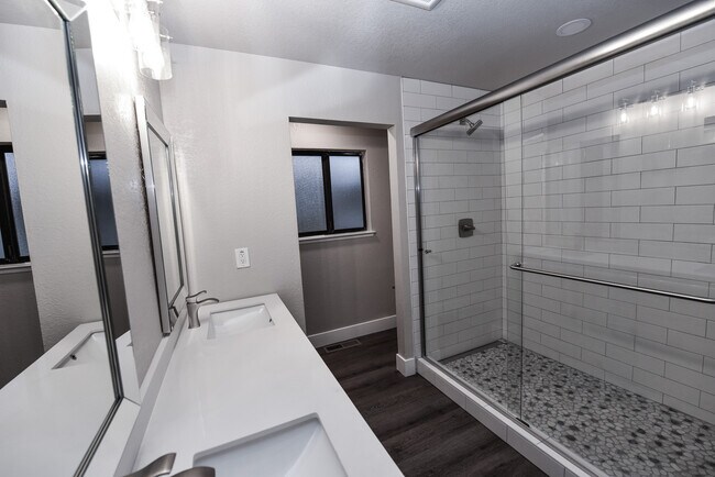 Building Photo - 2455 Knollwood Dr