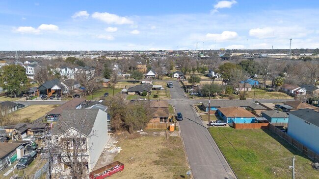 Building Photo - 1430 E 32nd 1/2 St