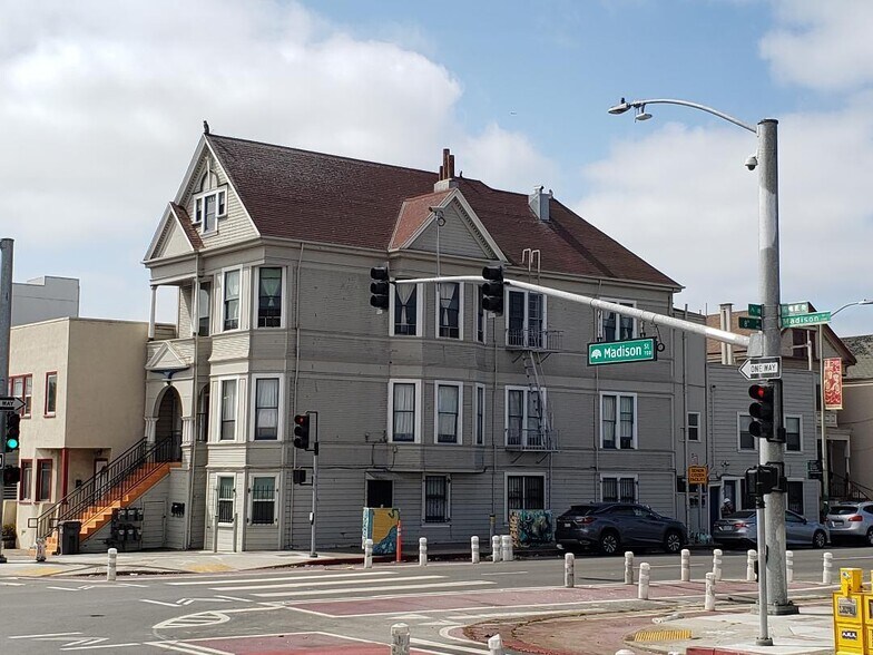 Building Photo - 733 Madison St